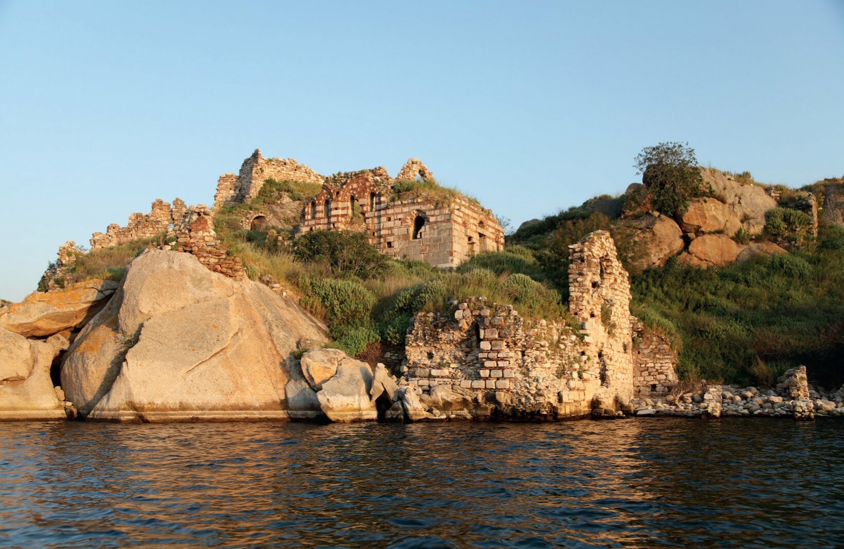 1.22. Λίμνη Μπάφα. Η μονή της Θεομήτορος των Δύο Βουνών